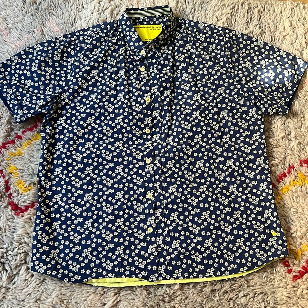 Descendants of Thieves XL short floral sleeved shirt.